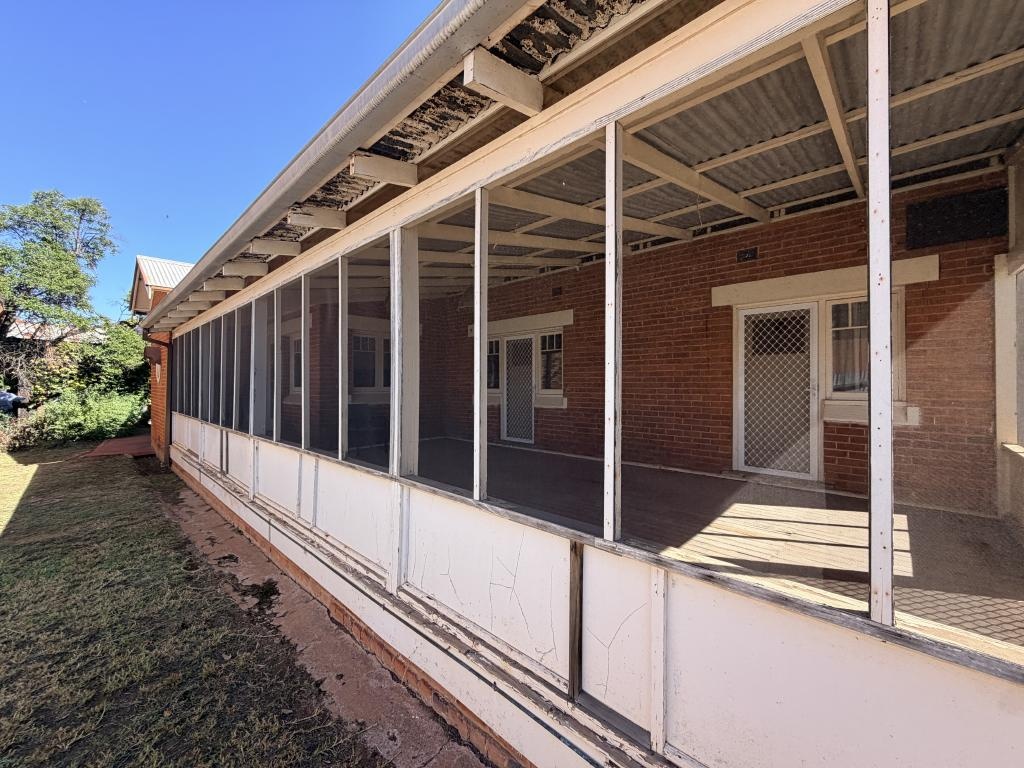 9-11 Kurrajong Avenue, LEETON, Leeton - Thumbnail 2